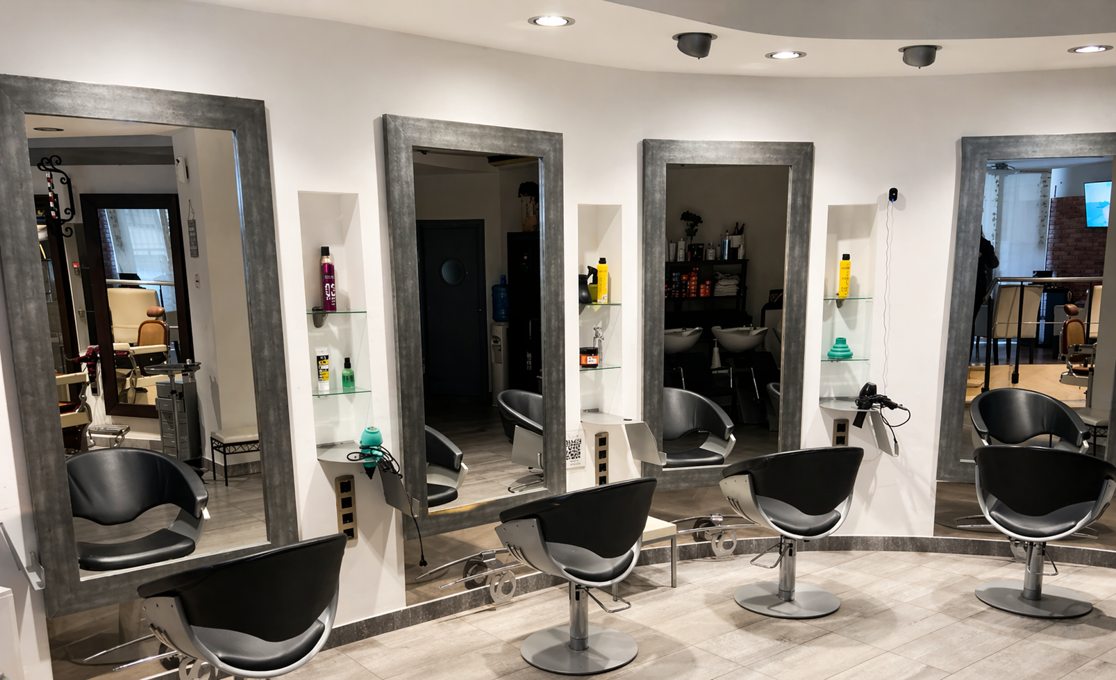 Zona de peluquería con sillones y espejos